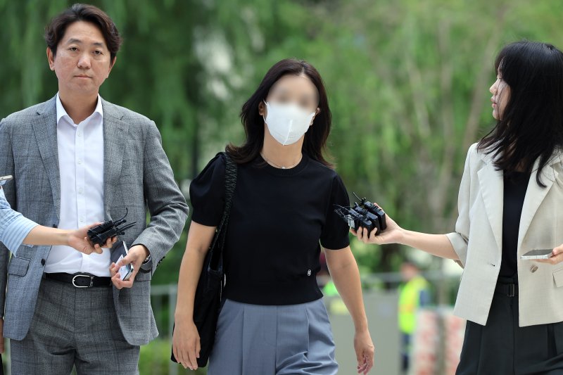 '김건희 집사' 김예성 씨의 아내 정 모 씨가 23일 서울 종로구 김건희 특검팀(특별검사 민중기)으로 소환 조사에 출석하고 있다. 2025.7.23/뉴스1 ⓒ News1 박정호 기자