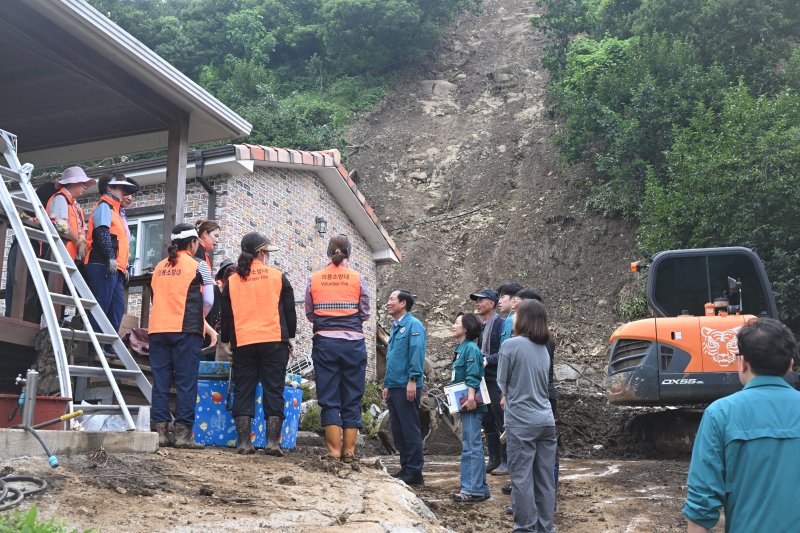 [거창=뉴시스] 구인모 거창군수 호우피해 현장 방문 (사진=거창군 제공) 2025. 07. 23. photo@newsis.com *재판매 및 DB 금지