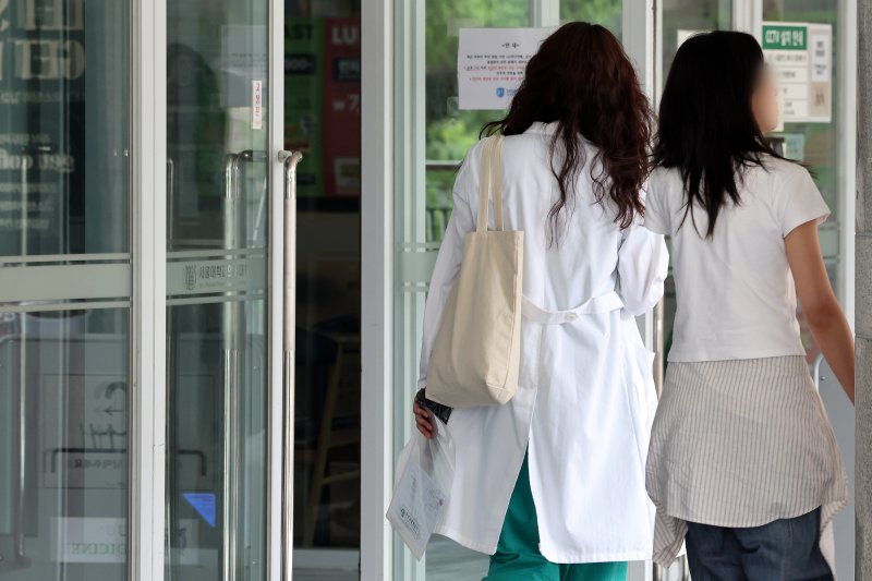 서울의 한 의과대학에서 의대생이 이동하고 있다. /뉴스1 ⓒ News1 이동해 기자