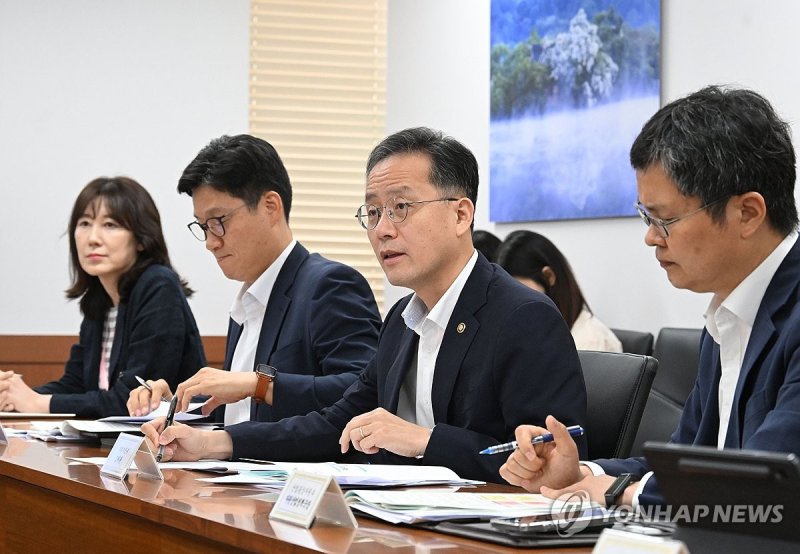 이형일 기획재정부 1차관이 23일 관계부처와 함께 경제안보품목·서비스 전문위원회를 열고 최근 환경 변화를 고려한 경제안보품목·서비스 개편안에 관해 관계부처 의견을 수렴했다. 연합뉴스