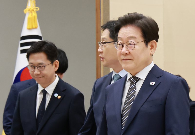 환담장 향하는 이재명 바카라사이트 안내 (서울=연합뉴스) 홍해인 기자 = 이재명 바카라사이트 안내이 23일 서울 용산 바카라사이트 안내실 청사에서 열린 신임 국무위원 및 지방시대위원장에게 임명장 및 위촉장 수여를 마친 뒤 환담장으로 향하고 있다. 2025.7.23 hihong@yna.co.kr (끝)