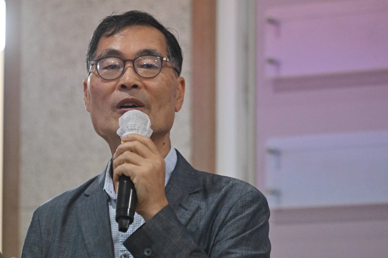 [광주=뉴시스] 이영주 기자 = 조진상 광주환경연합 공동의장이 23일 오전 광주 서구 광주시청에서 열린 지방자치 리부팅 의정혁신 1차 토론회에 참여해 기조발제하고 있다. 2025.07.23. leeyj2578@newsis.com