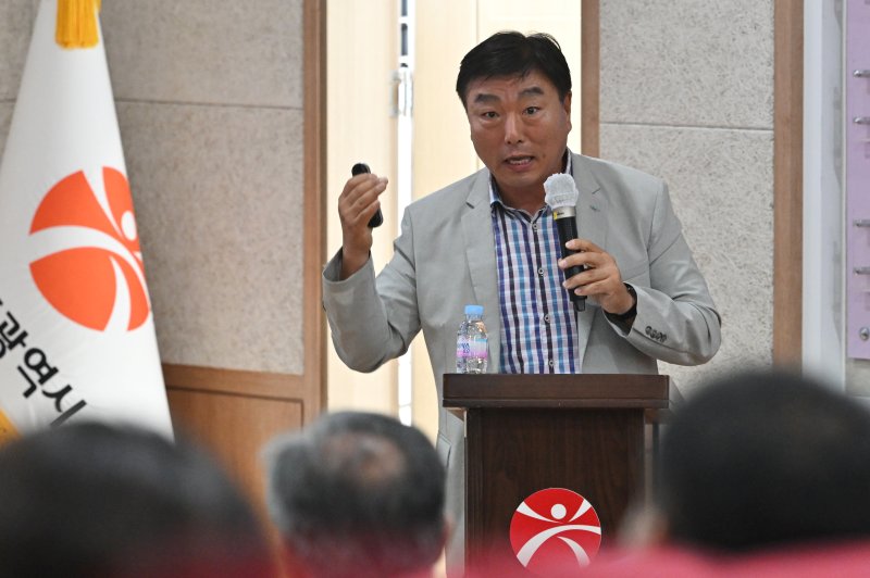 [광주=뉴시스] 이영주 기자 = 소재섭 전 광주 북구의원이 23일 오전 광주 서구 광주시청에서 열린 지방자치 리부팅 의정혁신 1차 토론회에 참여해 발표하고 있다. 2025.07.23. leeyj2578@newsis.com