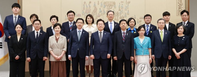 이재명 대통령, 임명장 및 위촉장 수여식 기념촬영 (출처=연합뉴스)