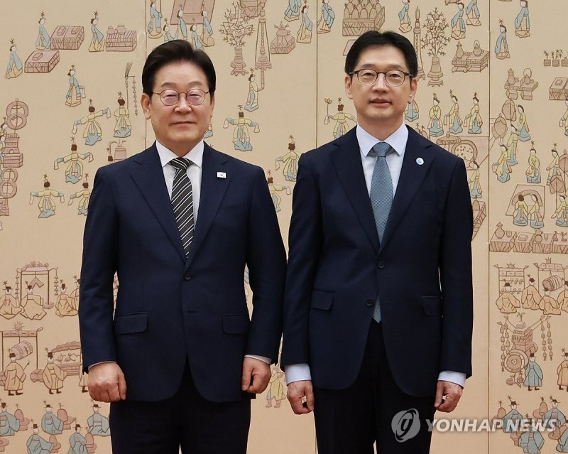 이재명 대통령, 김경수 지방시대위원장 위촉장 수여 (출처=연합뉴스)