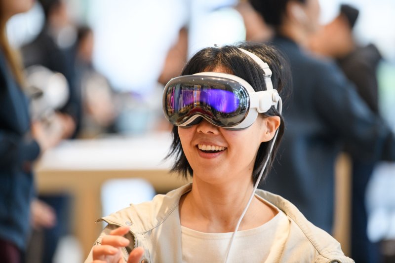 [서울=뉴시스] 15일 서울 중구 애플 명동에서 고객이 애플 비전 프로(Apple Vision Pro)를 체험하고 있다. 혼합현실(MR) 기기 비전 프로는 애플이 이른바 공간형 컴퓨터라고 부르는 헤드셋이다. 사용자는 앱을 바라보고 두 손가락을 맞대어 탭하는 것만으로 앱과 상호작용하고, 음성을 사용해 텍스트를 받아쓰거나 가상 키보드를 사용해 타이핑하는 등, 다양한 방식으로 인터페이스와 상호작용하는 세련된 경험을 만나볼 수 있다. (사진=애플 제공) 2024.11.15. photo@newsis.com *재판매 및 DB 금지