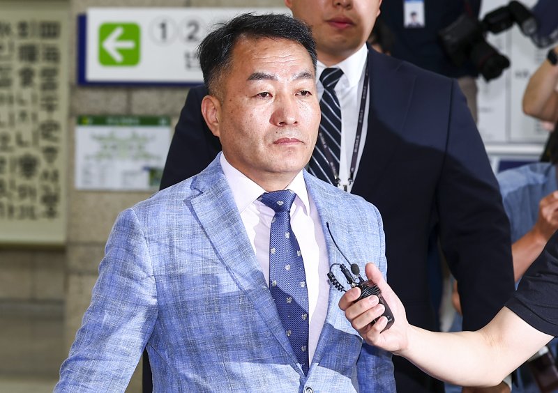 [서울=뉴시스] 김근수 기자 = 김계환 전 해병대 사령관이 22일 오전 서울 서초구 서울중앙지방법원에서 구속 전 피의자 심문(영장실질심사)을 받기 위해 법정으로 향하고 있다. 2025.07.22. ks@newsis.com
