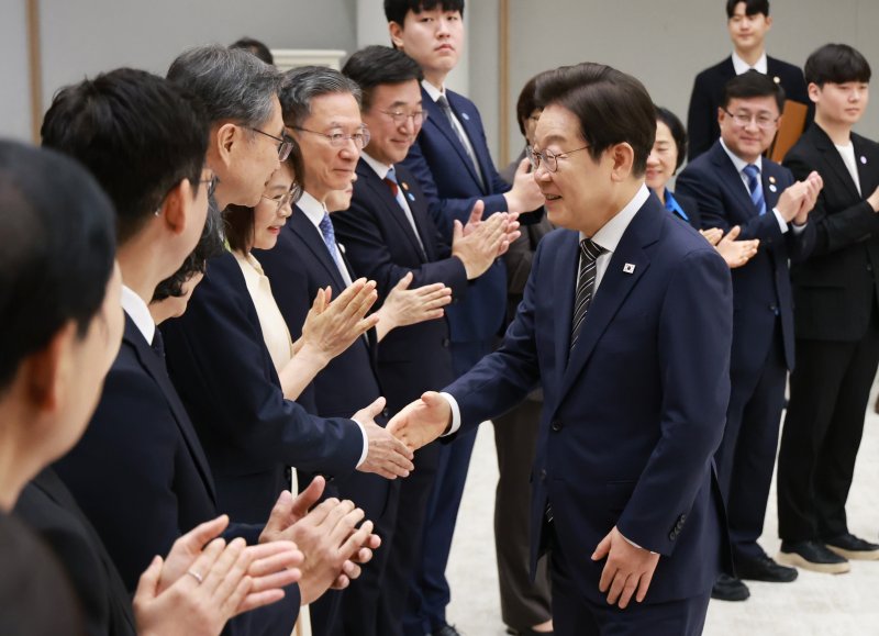 李대통령 "공무원이 열심히 일하면 국민이 편해져"