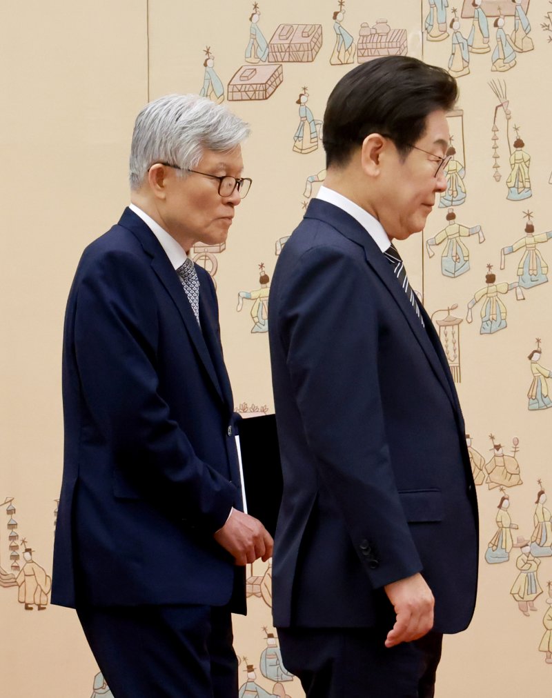 최동석 인사혁신처장이 23일 서울 용산 대통령실 청사에서 이재명 대통령의 임명장 및 위촉장 수여를 돕고 있다. 사진=뉴시스