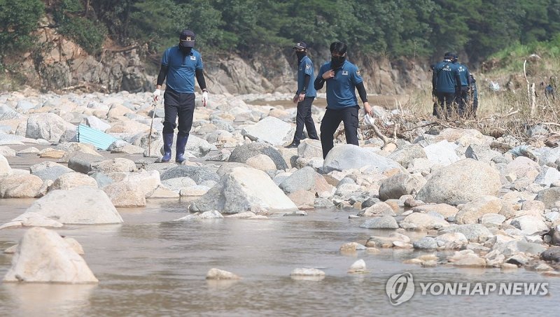 산청 실종자 수색하는 경찰 (출처=연합뉴스)