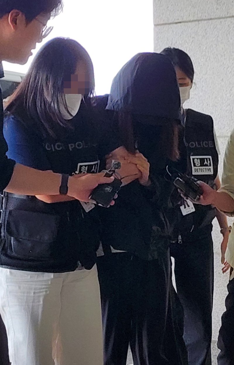 [안동=뉴시스] 김진호 기자 = 시험지를 빼돌리기 위해 기간제 교사와 함께 시험기간 중 경북 안동시 소재 고등학교에 무단 침입한 혐의를 받는 학부모가 구속 전 피의자 심문(영장실질심사)을 받기 위해 15일 대구지법 안동지원으로 들어서고 있다. 2025.07.15. kjh9326@newsis.com
