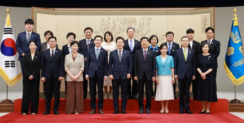 [서울=뉴시스] 고범준 기자 = 이재명 대통령이 23일 서울 용산 대통령실 청사에서 열린 임명장 및 위촉장 수여식에서 참석자들과 기념촬영을 하고 있다.윗줄 왼쪽부터 정은경 보건복지부 장관과 자녀, 윤호중 행정안전부 장관과 배우자, 정성호 법무부 장관과 배우자, 김성환 환경부 장관과 배우자, 김영훈 고용노동부 장관과 자녀.아래 왼쪽부터 배경훈 과학기술정보통신부 장관과 배우자, 김경수 지방시대위원장과 배우자, 이 대통령, 구윤철 부총리 겸 기획재정부 장관과 배우자, 조현 외교부 장관과 배우자. (대통령실통신사진기자단) 2025.07.2
