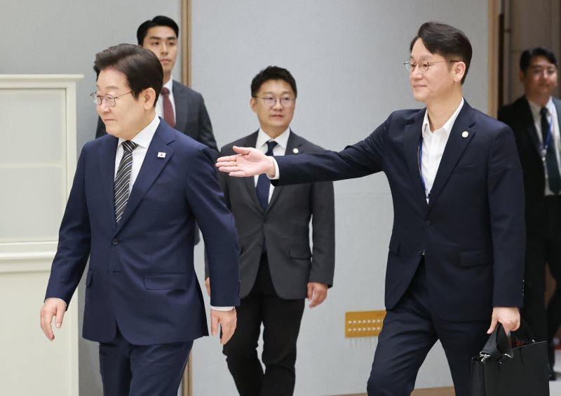 [서울=뉴시스] 고범준 기자 = 이재명 대통령이 23일 서울 용산 대통령실 청사에서 열린 임명장 및 위촉장 수여식에 입장하고 있다. (대통령실통신사진기자단) 2025.07.23. bjko@newsis.com