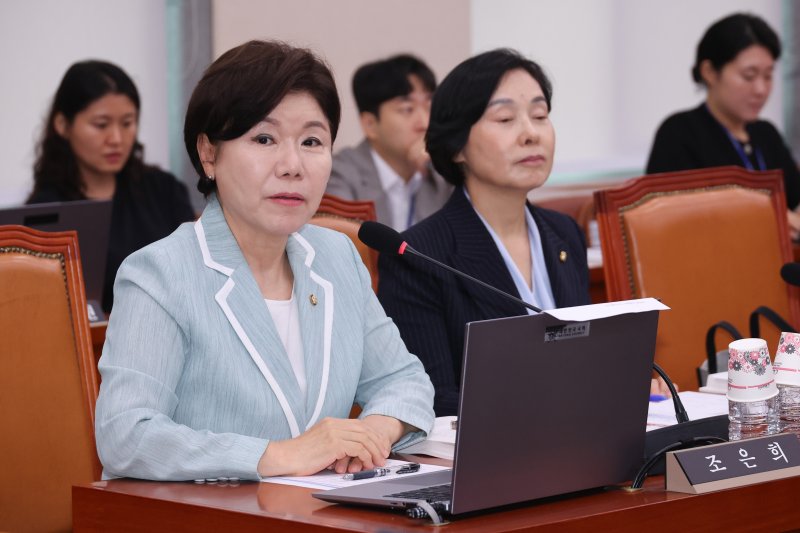 국회 여성가족위원회 조은희 국민의힘 간사가 4일 오전 서울 여의도 국회에서 열린 제426회국회(임시회) 제2차 전체회의에서 국무위원후보자(여성가족부장관 강선우) 인사청문회 증인 채택 관련 의사진행 발언을 하고 있다./뉴스1 ⓒ News1 안은나 기자
