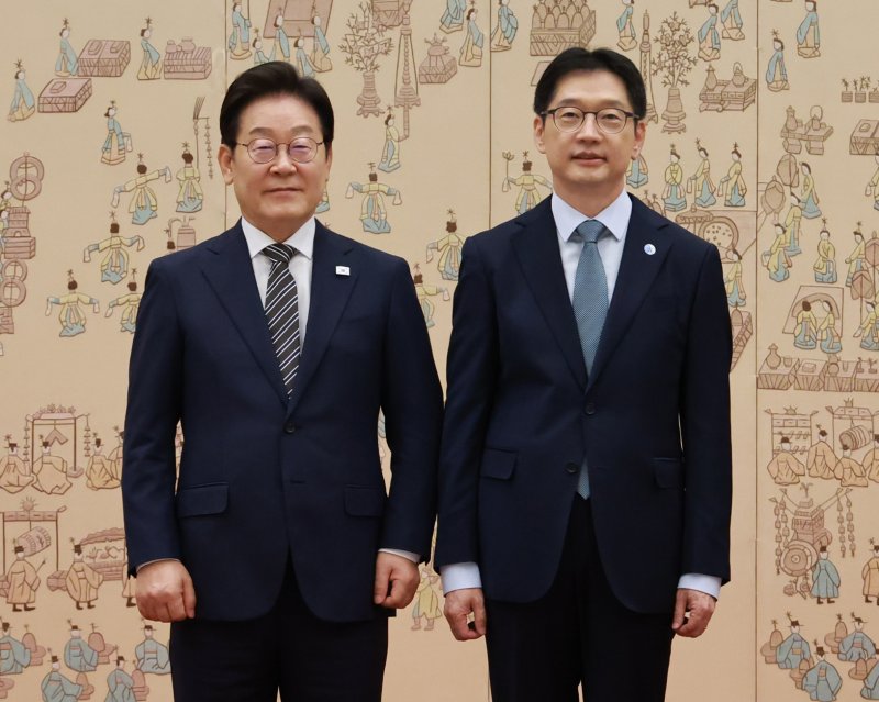 [서울=뉴시스] 고범준 기자 = 이재명 대통령이 23일 서울 용산 대통령실 청사에서 열린 임명장 및 위촉장 수여식에서 김경수 지방시대위원장에게 위촉장을 수여한 뒤 기념촬영을 하고 있다. (대통령실통신사진기자단) 2025.07.23. bjko@newsis.com