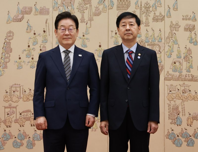 [서울=뉴시스] 고범준 기자 = 이재명 대통령이 23일 서울 용산 대통령실 청사에서 열린 임명장 및 위촉장 수여식에서 구윤철 부총리 겸 기획재정부 장관에게 임명장을 수여한 뒤 기념촬영을 하고 있다. (대통령실통신사진기자단) 2025.07.23. bjko@newsis.com