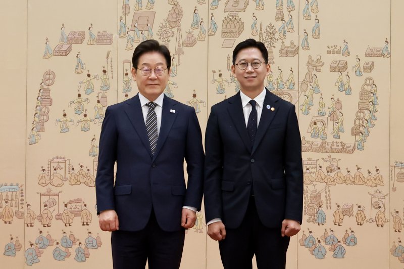 [서울=뉴시스] 고범준 기자 = 이재명 대통령이 23일 서울 용산 대통령실 청사에서 열린 임명장 및 위촉장 수여식에서 배경훈 과학기술정보통신부 장관에게 임명장을 수여한 뒤 기념촬영을 하고 있다. (대통령실통신사진기자단) 2025.07.23. bjko@newsis.com