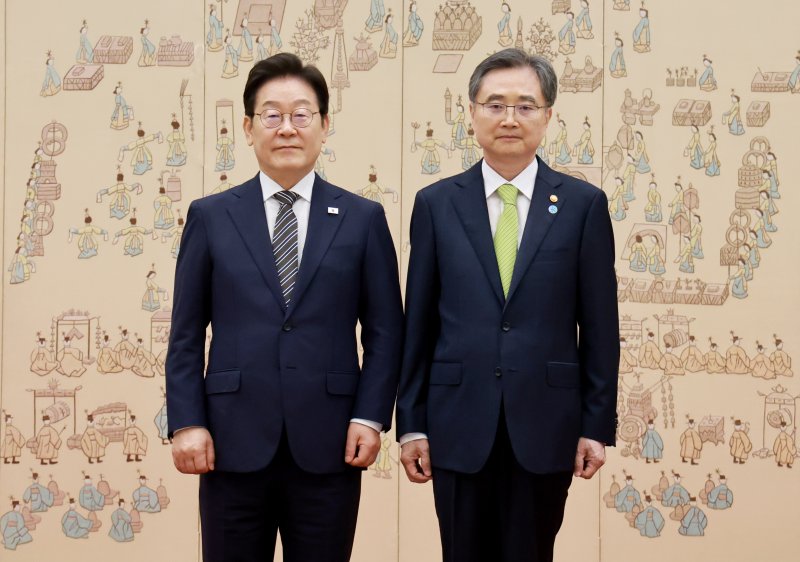 [서울=뉴시스] 고범준 기자 = 이재명 대통령이 23일 서울 용산 대통령실 청사에서 열린 임명장 및 위촉장 수여식에서 조현 외교부 장관에게 임명장을 수여한 뒤 기념촬영을 하고 있다. (대통령실통신사진기자단) 2025.07.23. bjko@newsis.com