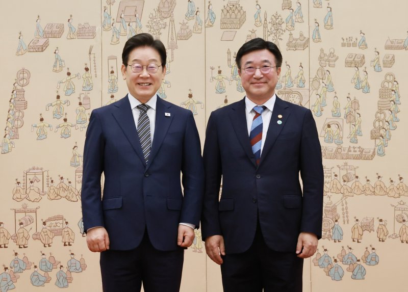 [서울=뉴시스] 고범준 기자 = 이재명 대통령이 23일 서울 용산 대통령실 청사에서 열린 임명장 및 위촉장 수여식에서 윤호중 행정안전부 장관에게 임명장을 수여한 뒤 기념촬영을 하고 있다. (대통령실통신사진기자단) 2025.07.23. bjko@newsis.com