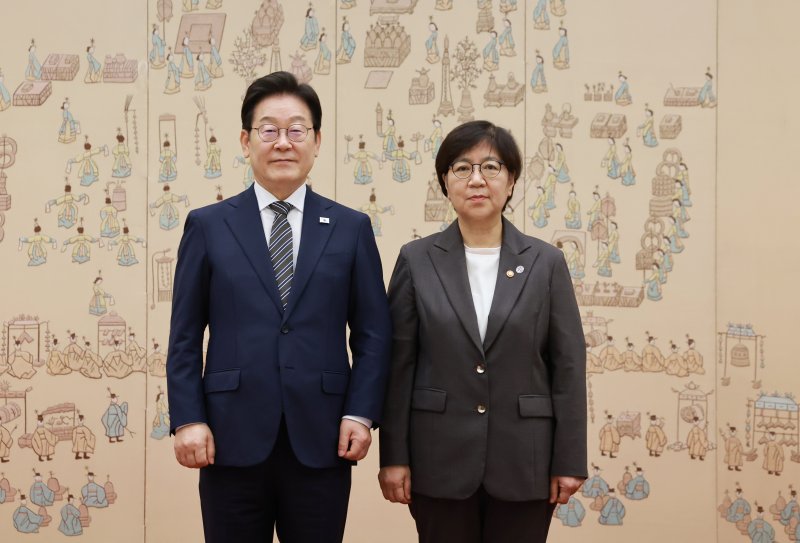 [서울=뉴시스] 고범준 기자 = 이재명 대통령이 23일 서울 용산 대통령실 청사에서 열린 임명장 및 위촉장 수여식에서 정은경 보건복지부 장관에게 임명장을 수여한 뒤 기념촬영을 하고 있다. (대통령실통신사진기자단) 2025.07.23. bjko@newsis.com