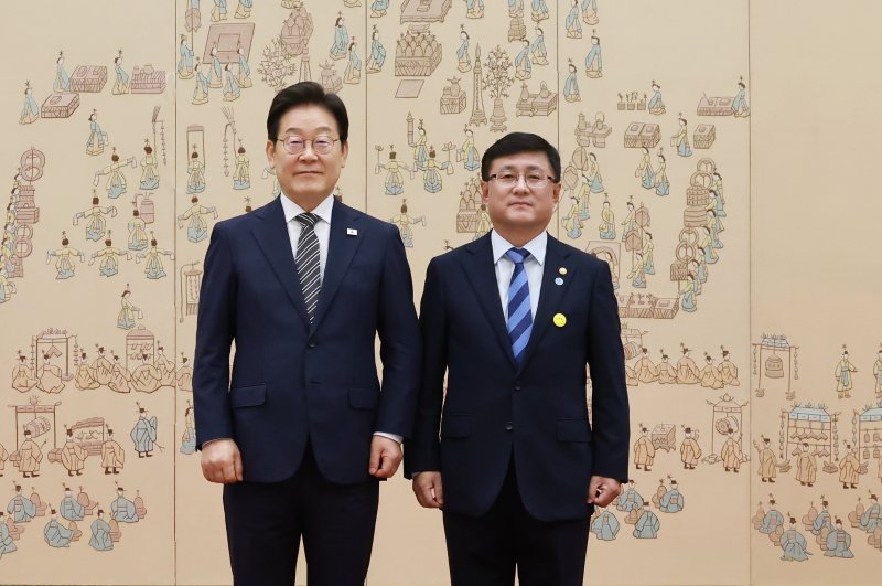 [서울=뉴시스] 고범준 기자 = 이재명 대통령이 23일 서울 용산 대통령실 청사에서 열린 임명장 및 위촉장 수여식에서 김성환 환경부 장관에게 임명장을 수여한 뒤 기념촬영을 하고 있다. (대통령실통신사진기자단) 2025.07.23. bjko@newsis.com