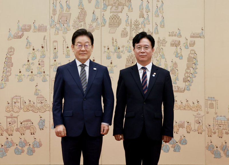[서울=뉴시스] 고범준 기자 = 이재명 대통령이 23일 서울 용산 대통령실 청사에서 열린 임명장 및 위촉장 수여식에서 김영훈 고용노동부 장관에게 임명장을 수여한 뒤 기념촬영을 하고 있다. (대통령실통신사진기자단) 2025.07.23. bjko@newsis.com
