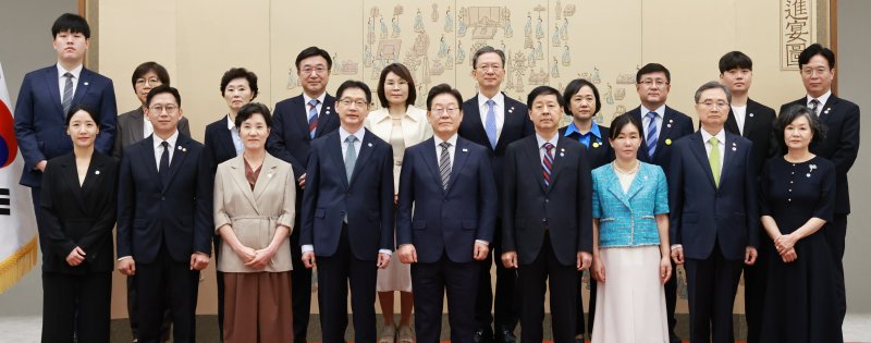 [서울=뉴시스] 고범준 기자 = 이재명 대통령이 23일 서울 용산 대통령실 청사에서 열린 임명장 및 위촉장 수여식에서 참석자들과 기념촬영을 하고 있다.윗줄 왼쪽부터 정은경 보건복지부 장관과 자녀, 윤호중 행정안전부 장관과 배우자, 정성호 법무부 장관과 배우자, 김성환 환경부 장관과 배우자, 김영훈 고용노동부 장관과 자녀.아래 왼쪽부터 배경훈 과학기술정보통신부 장관과 배우자, 김경수 지방시대위원장과 배우자, 이 대통령, 구윤철 부총리 겸 기획재정부 장관과 배우자, 조현 외교부 장관과 배우자. (대통령실통신사진기자단) 2025.07.2