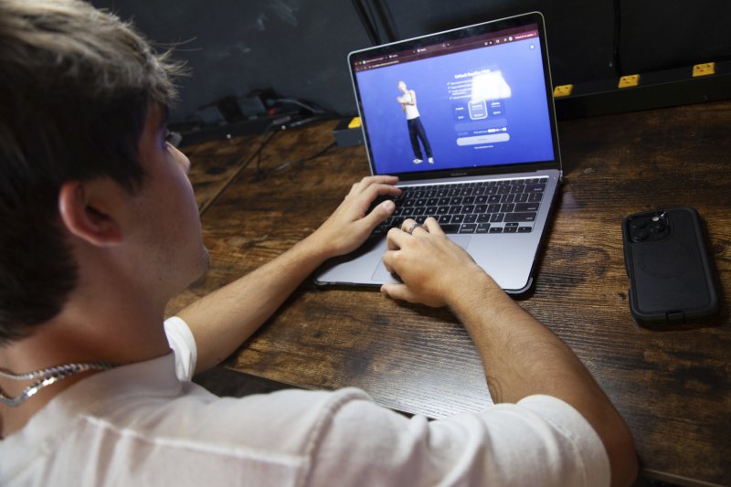 인공지능(AI) 스타트업 스케일AI 공동창업자인 알렉산더 왕이 지금의 10대는 AI 코딩 기술을 익히는 데 최선을 다해야 성공할 수 있다고 충고했다. AP 뉴시스