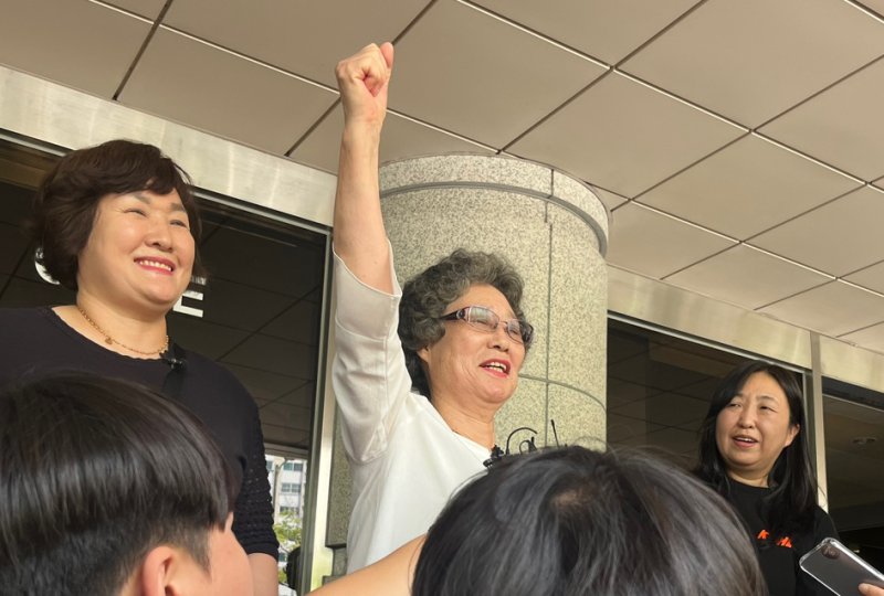 61년 전 자신을 성폭행하려던 남성의 혀를 깨물어 중상해 혐의 유죄 판결을 받았던 최말자 씨(78)가 23일 부산 연제구 부산지방법원에서 열린 재심 첫 공판을 마치고 청사를 나서며 취재진 질문에 답하고 있다. 2025.7.23/뉴스1 ⓒ News1 장광일 기자
