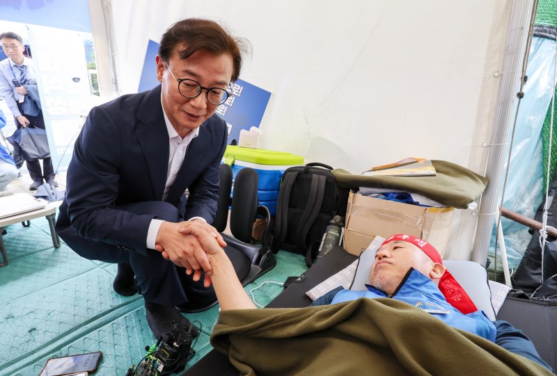 [서울=뉴시스] 김명년 기자 = 전재수 해양수산부 장관 후보자가 17일 오후 서울 여의도 국회 앞에서 해수부 부산 이전 반대 단식 투쟁중인 윤병철 공무원노조 해수부지부 위원장과 만나 대화를 나누고 있다. 윤 위원장은 이날 전 후보자와의 만남에서 단식 투쟁 중단을 선언했다. 2025.07.17. kmn@newsis.com