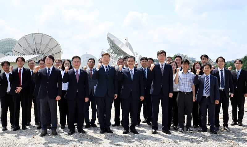 윤영빈 우주항공청장(앞줄 오른쪽에서 두번째)과 주요 관계자들이 23일 충남 금산 KTsat 금산위성센터에서 열린 KPS 안테나국 착공식에서 기념촬영을 하고 있다. 우주항공청 제공