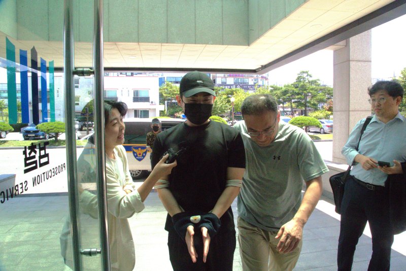 23일 오후 1시 대구지방검찰청 안동지청에 '안동 시험지 유출 사건'의 피의자인 학부모 A 씨와 행정실장 B 씨가 송치됐다. 이날 이들은 검찰 조사를 위해 안동지청에 출석했다. 2025.7.23/뉴스1 ⓒ News1 신성훈 기자