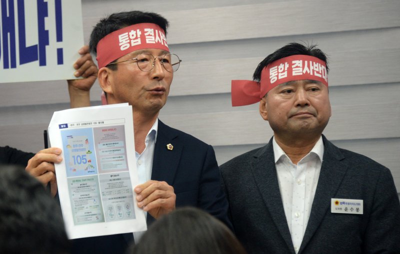 [전주=뉴시스] 김얼 기자 = 권요안(왼쪽) 의원과 윤수봉의원이 23일 전북 전주시 전북특별자치도의회 기자회견장에서 완주-전주 통합행위 즉각 중단 기자회견을 열고 질의에 답변하고 있다. 2025.07.23. pmkeul@newsis.com