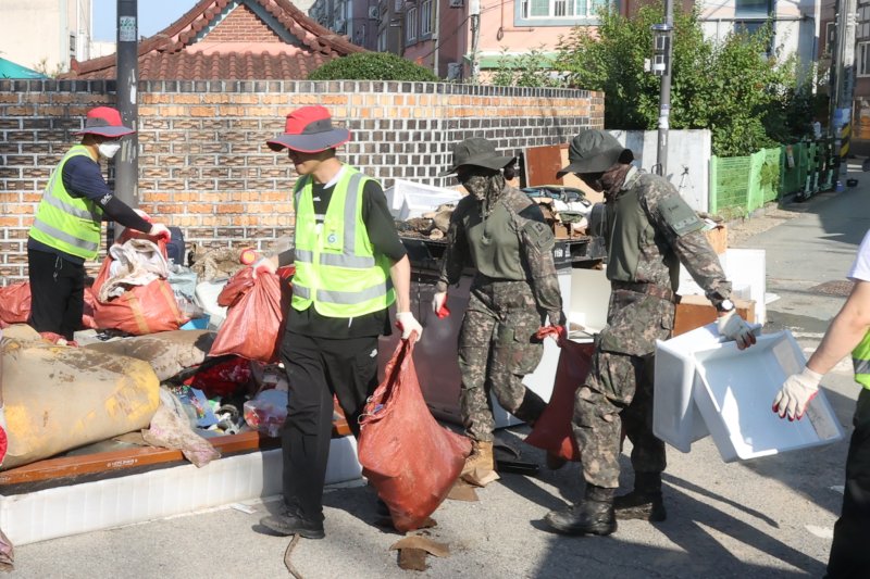 31사단 군 장병들이 23일 광주 동구 지산2동 침수 피해 주택에서 복구 작업을 하고 있다. 광주 동구 제공·뉴스1