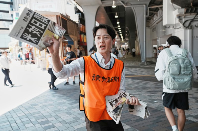 [도쿄=AP/뉴시스] 23일 일본 도쿄에서 요미우리 신문사의 한 직원이 도널드 트럼프 미국 대통령이 일본과 무역 협상을 완료했다는 내용을 보도한 신문 호외판을 배포하고 있다. 신문 1면에는 '미국, 일본에 15% 관세'라는 제목의 기사가 실렸다. 2025.07.23.