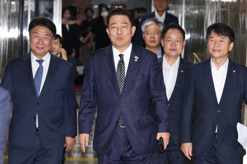 김병기 더불어민주당 대표 직무대행 겸 원내대표가 23일 오후 서울 여의도 국회에서 열린 의원총회에 참석하고 있다. 2025.7.23/뉴스1 ⓒ News1 이광호 기자