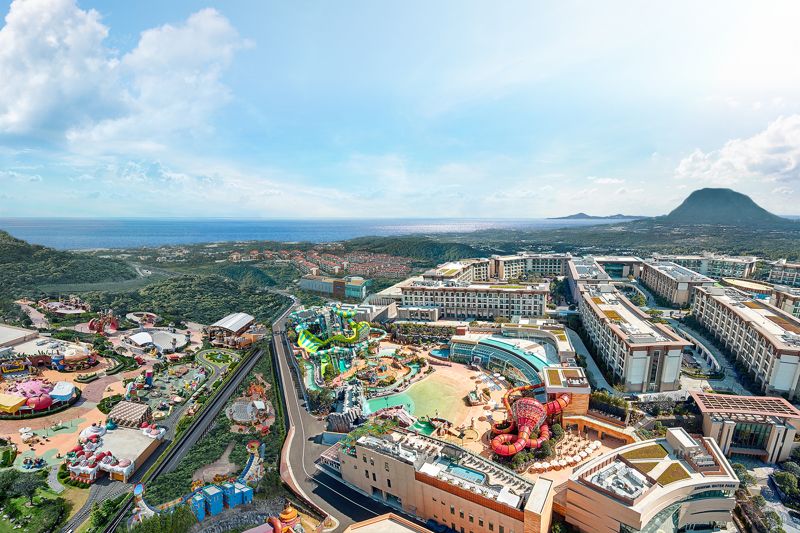 제주도 서귀포시 안덕면 중산간 지역에 자리를 잡은 제주신화월드. 오른쪽에 우뚝 솟은 산이 산방산이다.