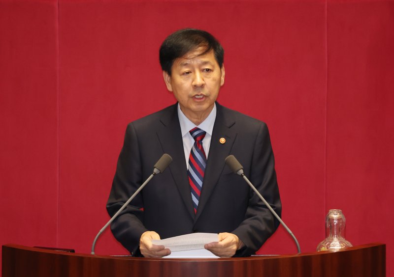 구윤철 경제부총리 겸 기획재정부 장관이 23일 서울 여의도 국회에서 열린 제427회 국회(임시회) 제2차 본회의에서 신임 국무위원 인사를 하고 있다. 뉴시스