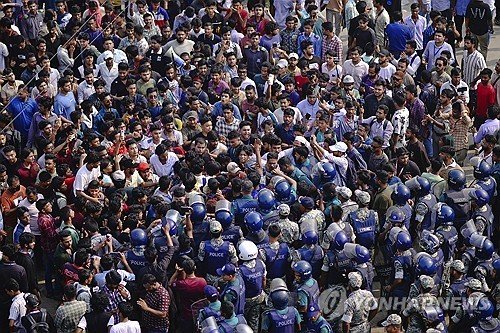 시위대 막는 경찰 (출처=연합뉴스)