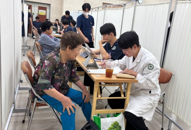 어르신 건강 체크 (출처=연합뉴스)
