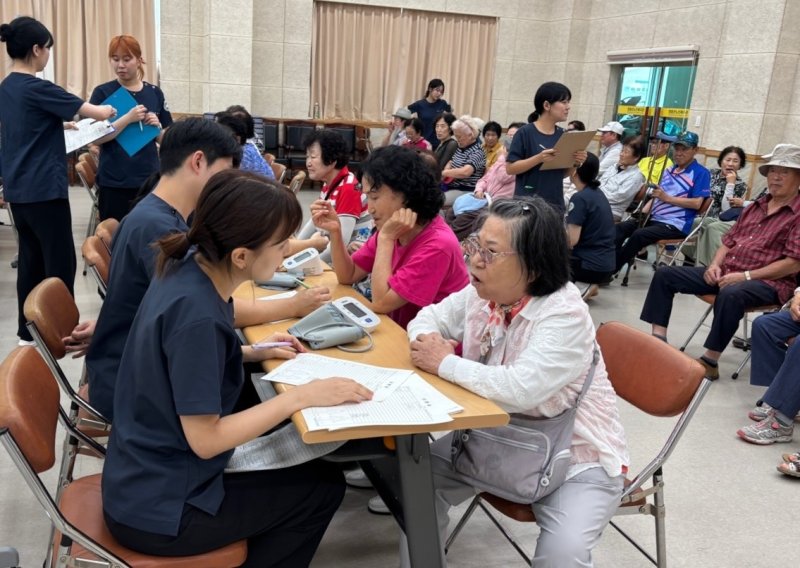 어르신 건강 체크 (출처=연합뉴스)