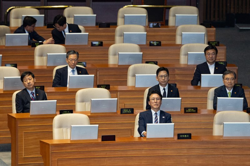 김민석 국무총리를 비롯한 신임 국무위원들이 23일 서울 여의도 국회에서 열린 제427회 국회(임시회) 제427-2차 본회의에 출석해 자리하고 있다. 2025.7.23/뉴스1 ⓒ News1 유승관 기자