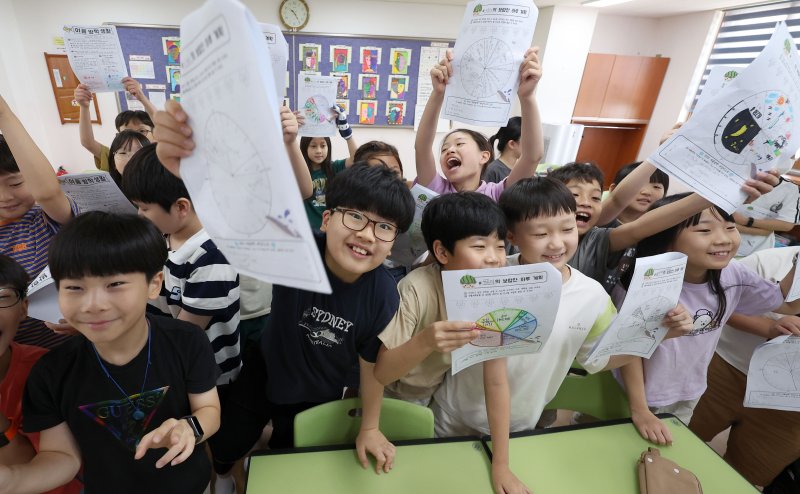 [서울=뉴시스] 김선웅 기자 = 23일 서울 동작구 서울삼일초등학교에서 4학년3반 학생들이 여름방학식을 갖고 방학 계획표를 들어 보이고 있다. 2025.07.23. mangusta@newsis.com