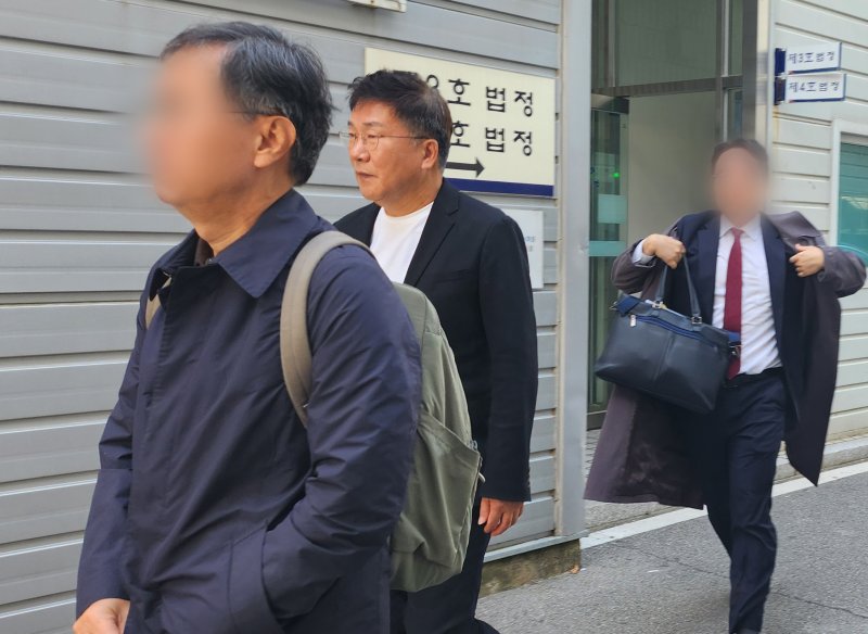 선우은숙의 친언니를 강제 추행한 혐의로 재판에 넘겨진 방송인 유영재가 12일 경기 성남시 수정구 수원지방법원 성남지원에서 열린 첫 재판 후 법정 밖으로 나오고 있다. 2024.11.12/뉴스1 ⓒ News1 배수아 기자
