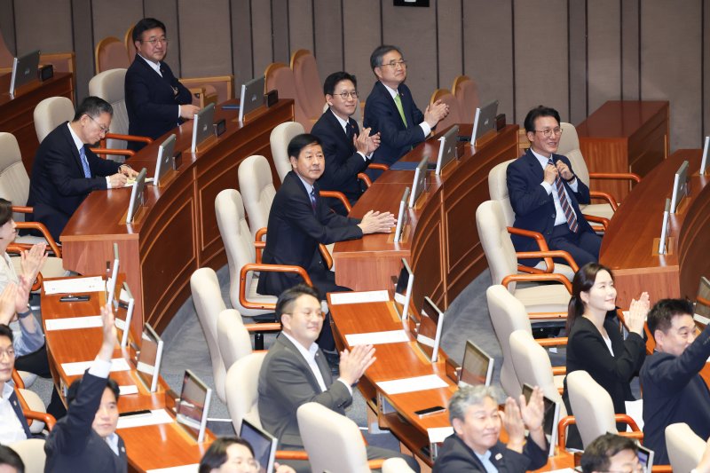 김민석 국무총리, 구윤철 경제부총리 겸 기획재정부 장관을 비롯한 국무위원들이 23일 오후 서울 여의도 국회에서 열린 제427회국회(임시회) 제2차 본회의에 자리하고 있다. 2025.7.23/뉴스1 ⓒ News1 안은나 기자