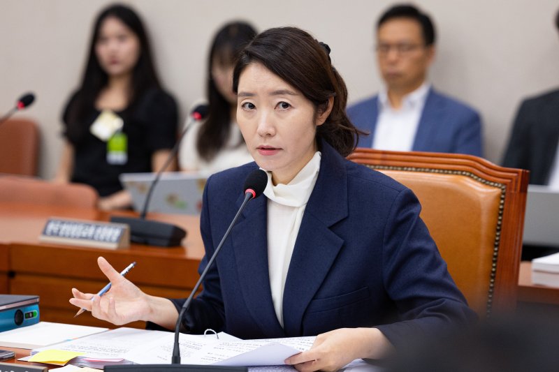 강선우 여성가족부 장관 후보자가 14일 서울 여의도 국회에서 열린 인사청문회에 출석해 의원 질의에 답하고 있다. 2025.7.14/뉴스1 ⓒ News1 유승관 기자