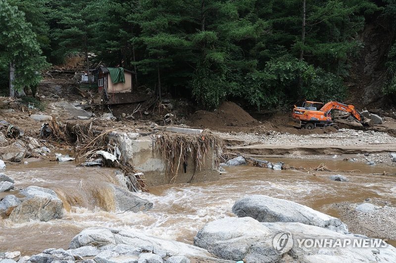 괴물 폭우에 사라진 다리 (출처=연합뉴스)