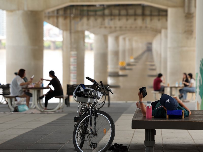 전국 대부분 지역에 폭염특보가 발효중인 23일 서울 영등포구 여의도 한강공원에서 시민들이 그늘 아래서 더위를 식히고 있다. 2025.7.23/뉴스1 ⓒ News1 황기선 기자