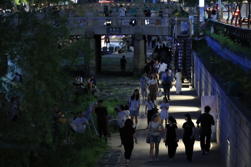 전국 곳곳에서 밤사이 열대야를 보인 21일 밤 서울 청계천을 찾은 관광객 및 시민들이 산책을 하고 있다. 2025.7.21/뉴스1 ⓒ News1 박정호 기자