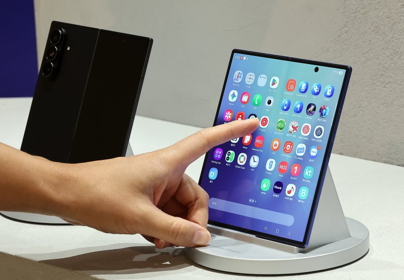 지난 7월 23일 서울 영등포구 여의도 더현대 서울에 마련된 갤럭시 스튜디오에서 한 시민이 진열된 갤럭시Z폴드7을 살펴보고 있다. 뉴스1